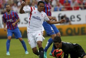 GRA166 SEVILLA, 09/11/2014.- Carlos Bacca (c), del Sevilla, intenta rematar ante Mariño, portero del Levante, durante el partido de Liga que estos dos equipos juegan hoy en el estadio Sánchez Pizjuán de la capital andaluza. EFE/Julio Muñoz