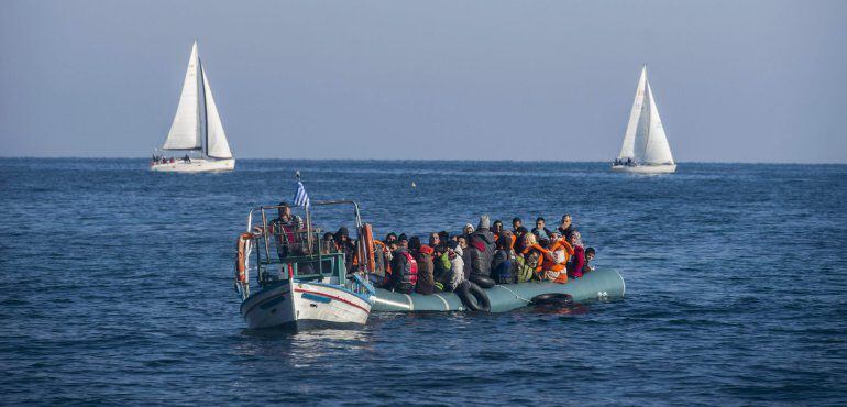 Una barcaza de refugiados aproximándose a la costa. 