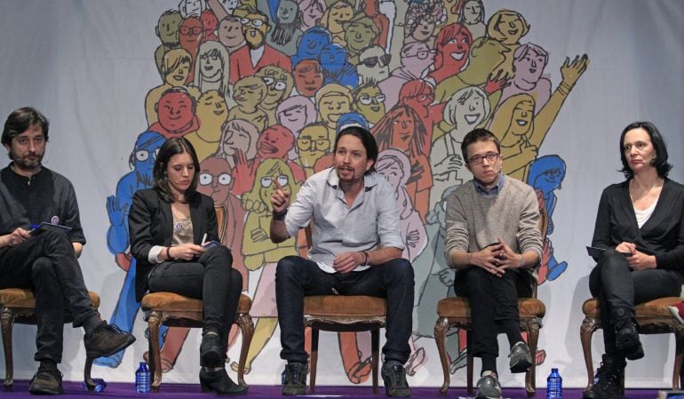 El líder de Podemos, Pablo Iglesias (c), junto al secretario político, Íñigo Errejón (2d), y los miembros de la formación, Rafael Mayoral (i), Irene Montero (2i) y Carolina Bescansa (d).