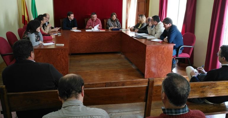 La delegada del gobierno, Ana Cobo, se dirige a los miembros de la Plataforma de la Presa de Siles.