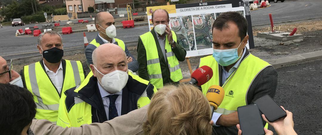 El secretario general de Infraestructuras,  Sergio Vázquez, visita las obras de mejora del cruce de A Rocha en Cambre 