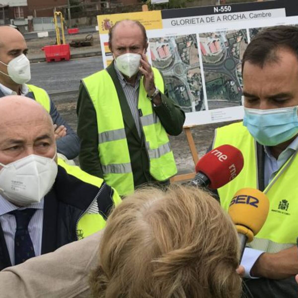 La nueva glorieta del cruce de A Rocha, en Cambre, operativa tras un año de obras