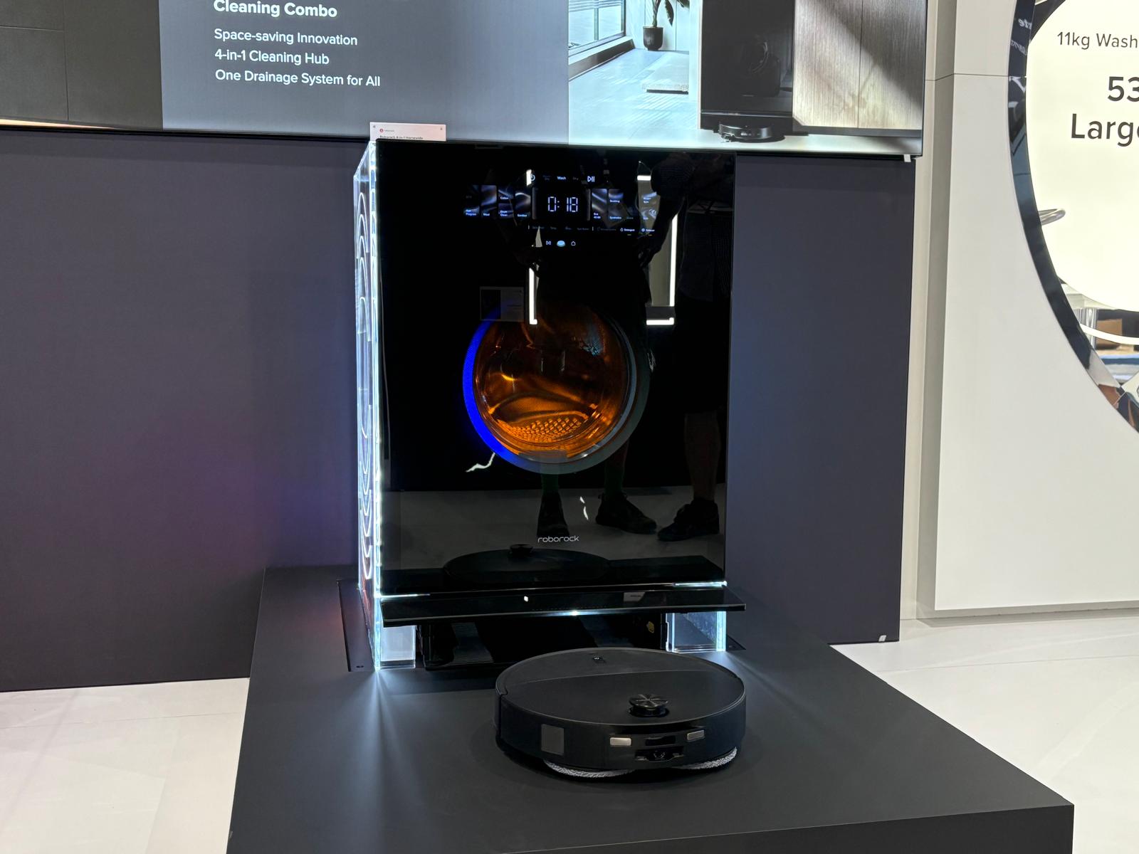 El 4 en 1 incluye lavadora, secadora, robot aspirador y base de carga.