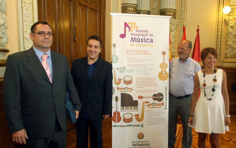 Javier Alonso Zarzoso (2 I), el alcalde de Valladolid, Javier León de la Riva, la concejala Domi Fernández, y Rafael Porta (I), presentan los detalles del curso 2013-2014 