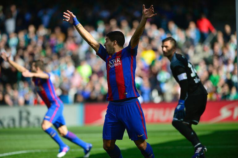 Suárez protesta por el gol fantasma no pitado al Barça 