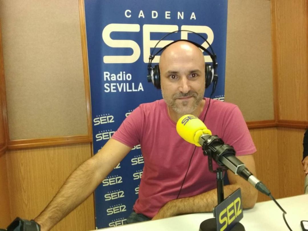 El doctor Fernando Fabiani en los estudios de Radio Sevilla