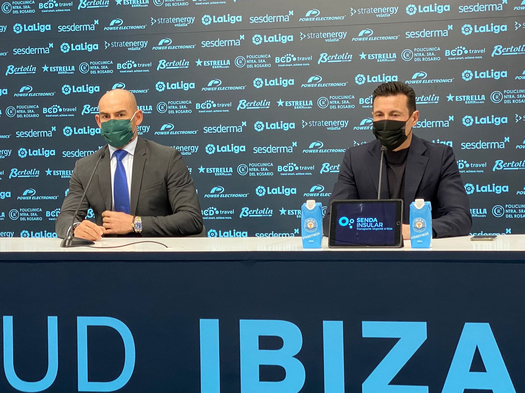 Amadeo Salvo con el técnico, Paco Jémez en su presentación como técnico en la temporada 2021-2022