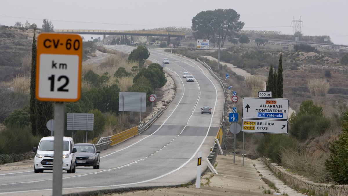 Imagen de archivo de vehículos circulando por la CV-60 en dirección a Bèlgida, Otos, Alfarrasí o Montaverner. Perales Iborra