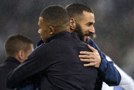 Benzema y Mbappé abrazándose en un Real Madrid - PSG