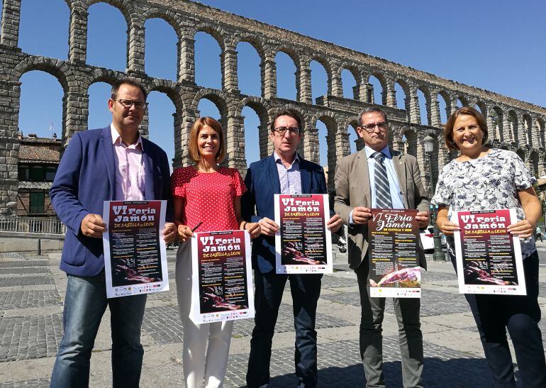 Representantes de las instituciones colaboradoras  durante la presentación de la VI Feria del Jamón