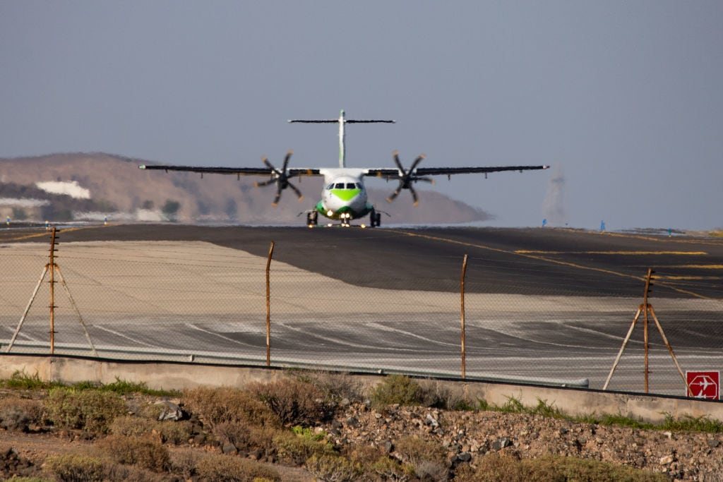 Una aerolínea rueda por las instalaciones del aeropuerto de Gran Canaria, que será el tercero de mayor tráfico de todo el país