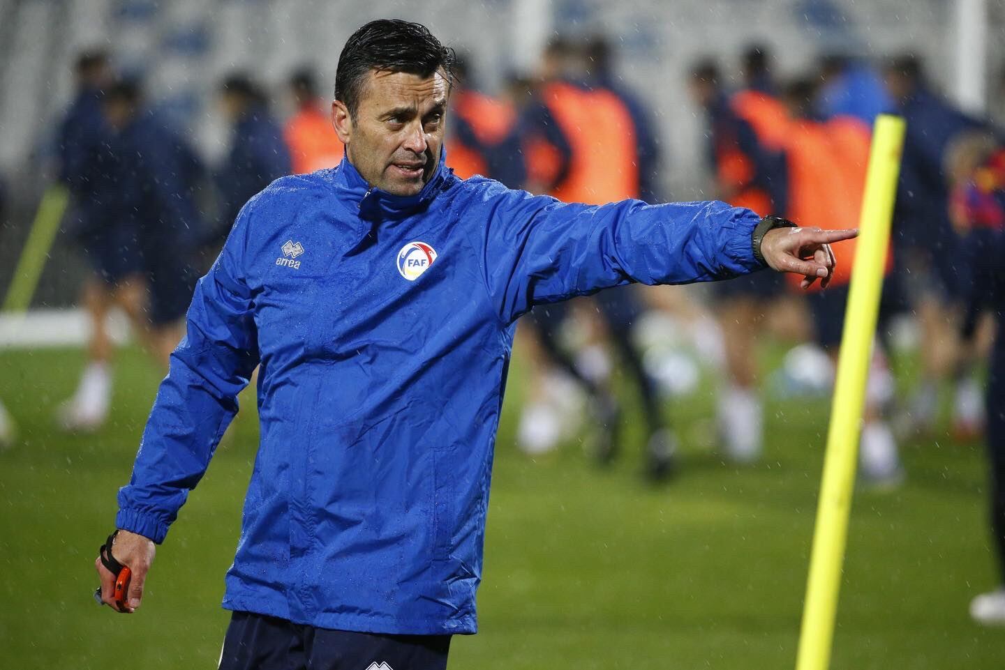 Koldo Álvarez de Eulate durant l'entrenament d'ahir a l’estadi Fadil Vokrri sota una intensa pluja.