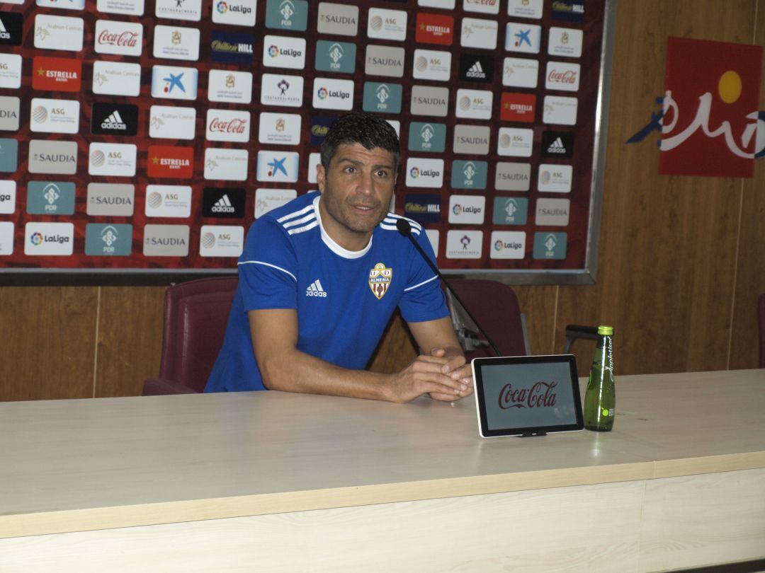 Pedro Emanuel en la previa del Sporting-Almería.