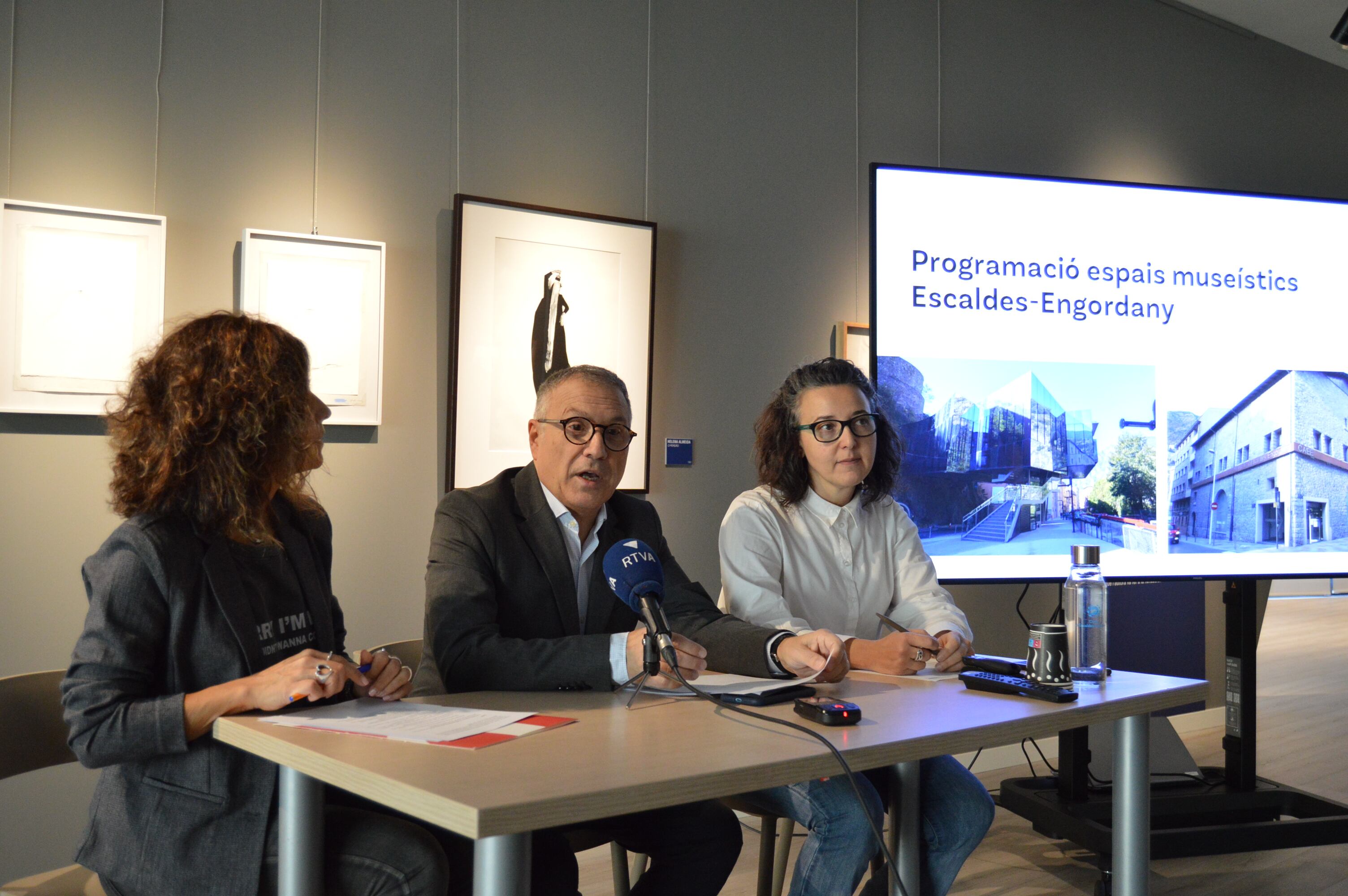 La cap de l&#039;àrea de Cultura, Anna Allué; el conseller de Cultura d&#039;Escaldes-Engordany, Valentí Closa i la responsable dels espais museístics escaldencs, Aurora Baena, durant la presentació de la programació.