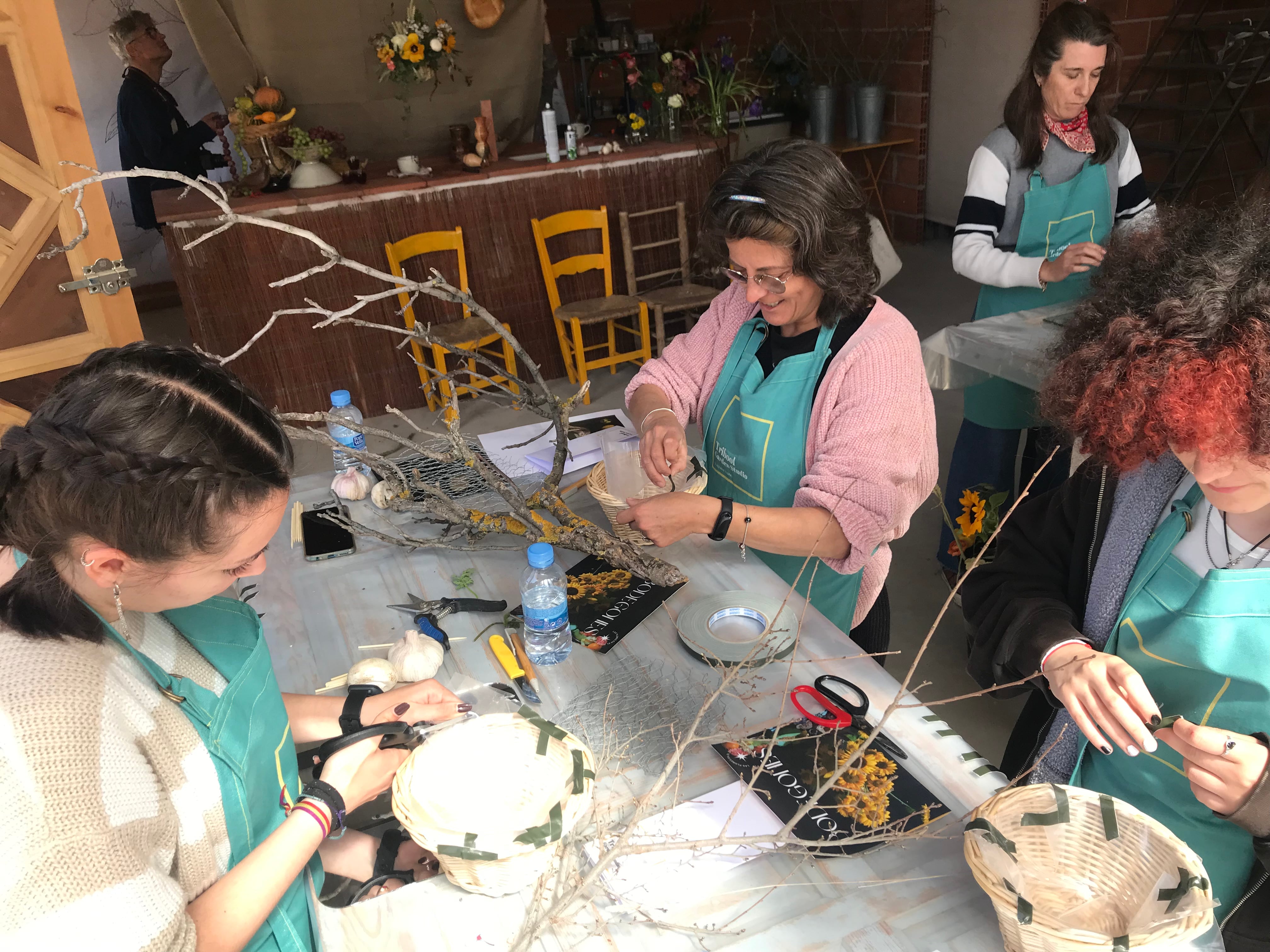 Ruth, Pilar y Sofía trabajando en su arreglo floral.