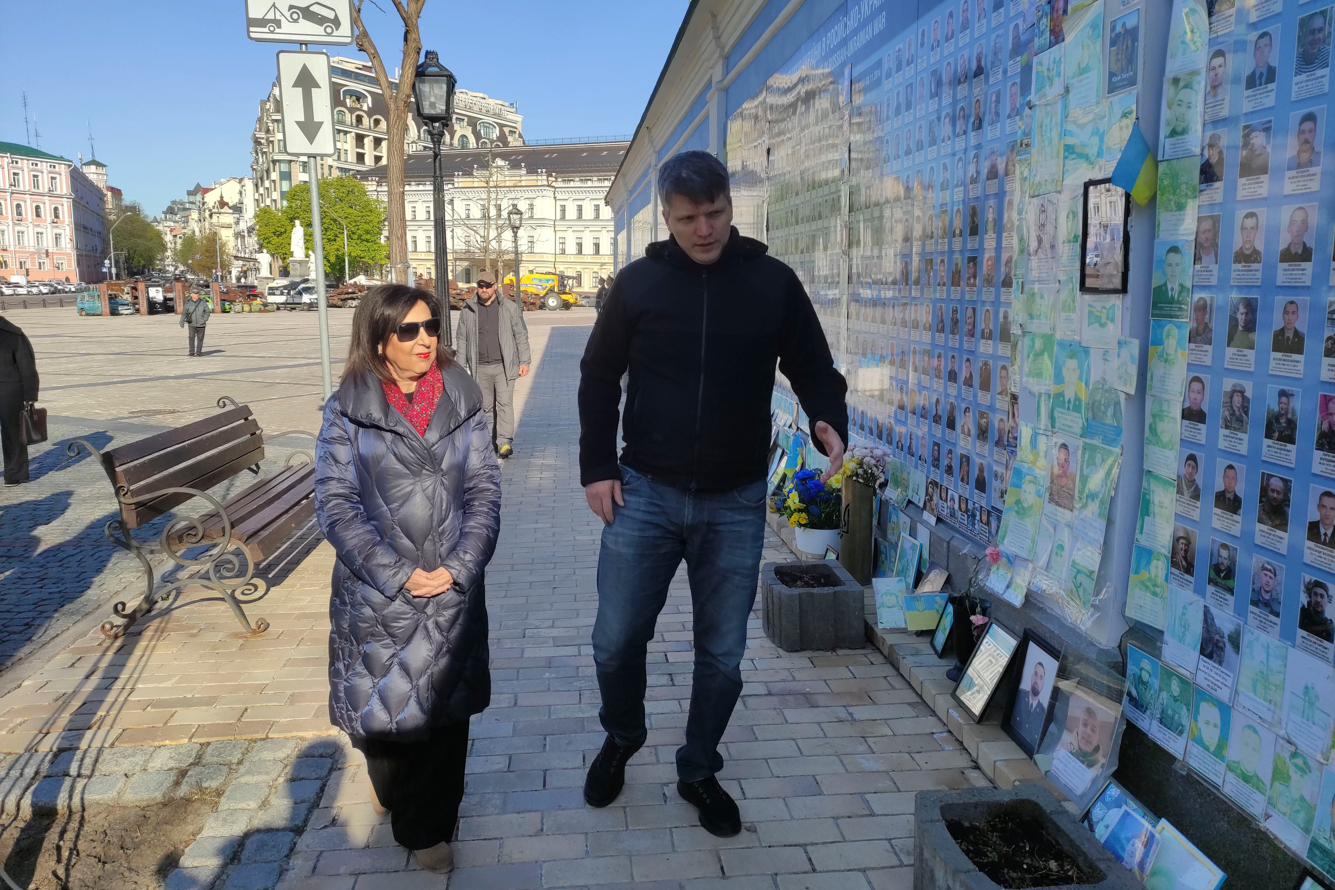 La ministra de Defensa de España, Margarita Robles, acompañada por el viceministro de Defensa ucraniano, Serguí Boyev, durante un acto de homenaje a los soldados ucranianos caídos en la guerra, en Kiev. EFE/Marcel Gascón