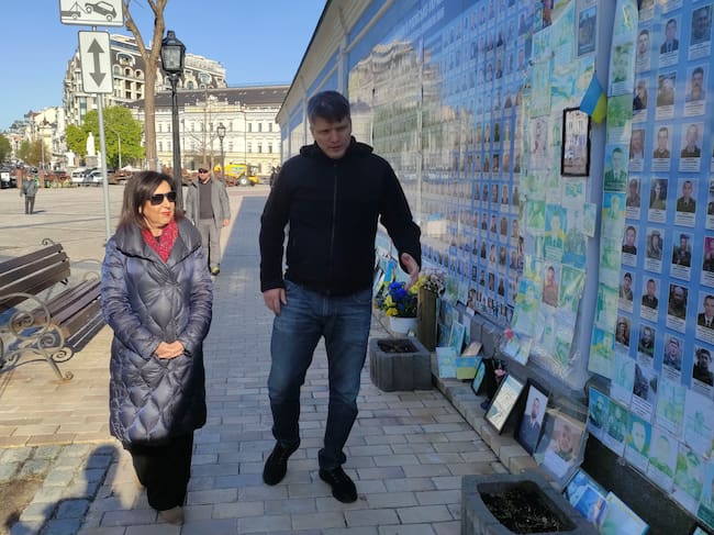 La ministra de Defensa de España, Margarita Robles, acompañada por el viceministro de Defensa ucraniano, Serguí Boyev, durante un acto de homenaje a los soldados ucranianos caídos en la guerra, en Kiev. EFE/Marcel Gascón