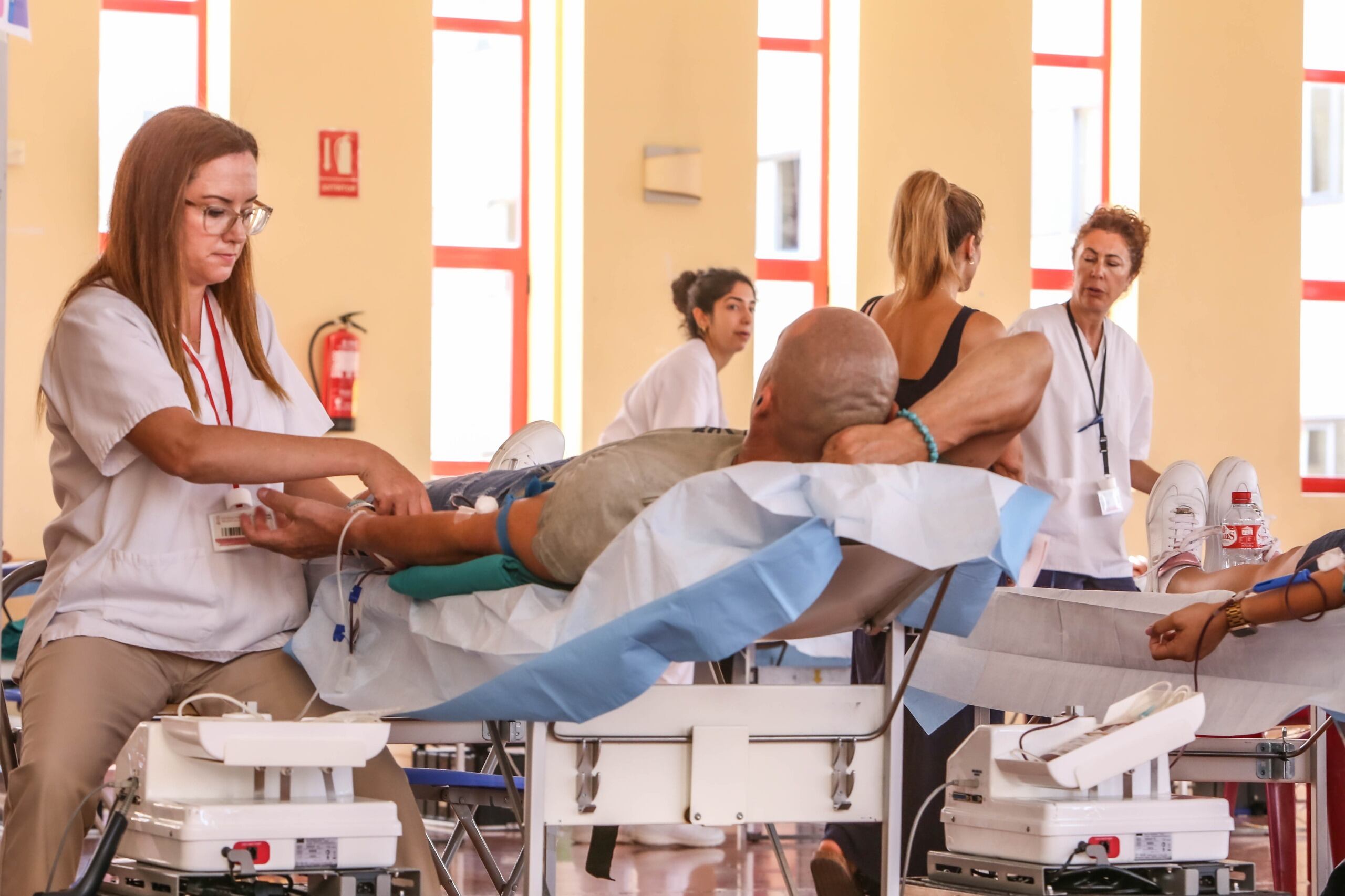 Donación de sangre en una maratón de donación organizada en un centro de la provincia.