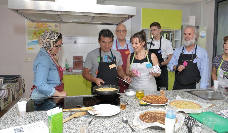 El taller de Cocina en Igualdad está dirigido a terminar con los estereotipos machistas