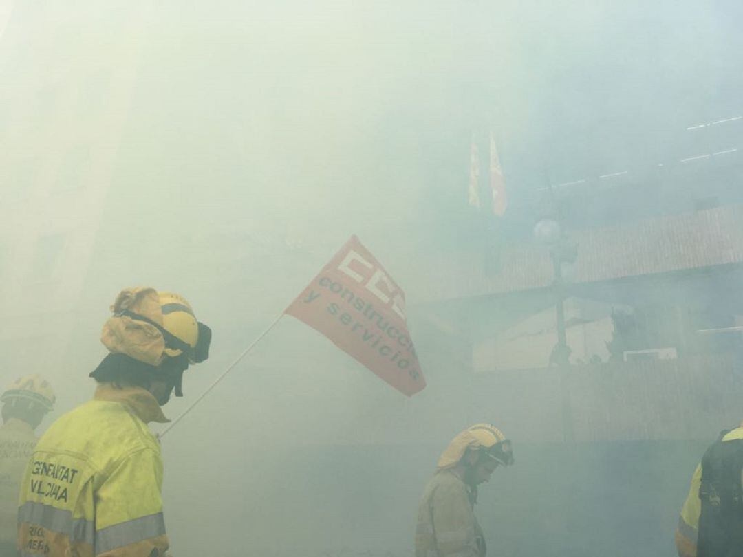 Manifestación de los bomberos forestales frente a Delegación de Gobierno (Archivo)