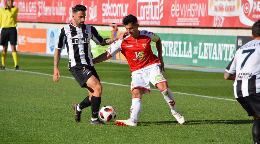 Armando controlando el balón