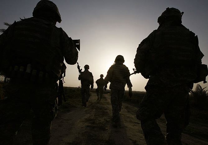 Soldados británicos abandonan Basora para que la provincia iraquí pase a control de Irak.