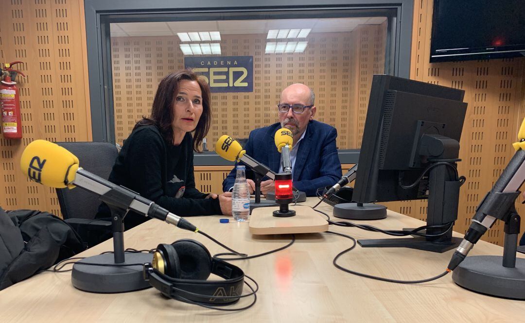 María Luz Martínez Seijo en los estudios de Radio Palencia de la Cadena SER