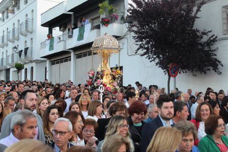 La Virgen es llevada en volandas por su recorrido hacia la Iglesia