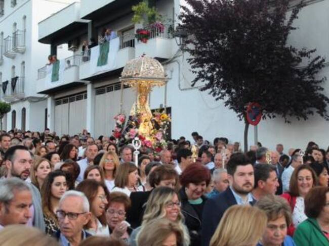 La Virgen es llevada en volandas por su recorrido hacia la Iglesia