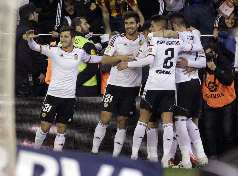 Valencia's players celebrate after they scored against Sevilla during their Spanish first division soccer match at the Mestalla stadium in Valencia January 25, 2015. REUTERS/Heino Kalis (SPAIN - Tags: SPORT SOCCER)
