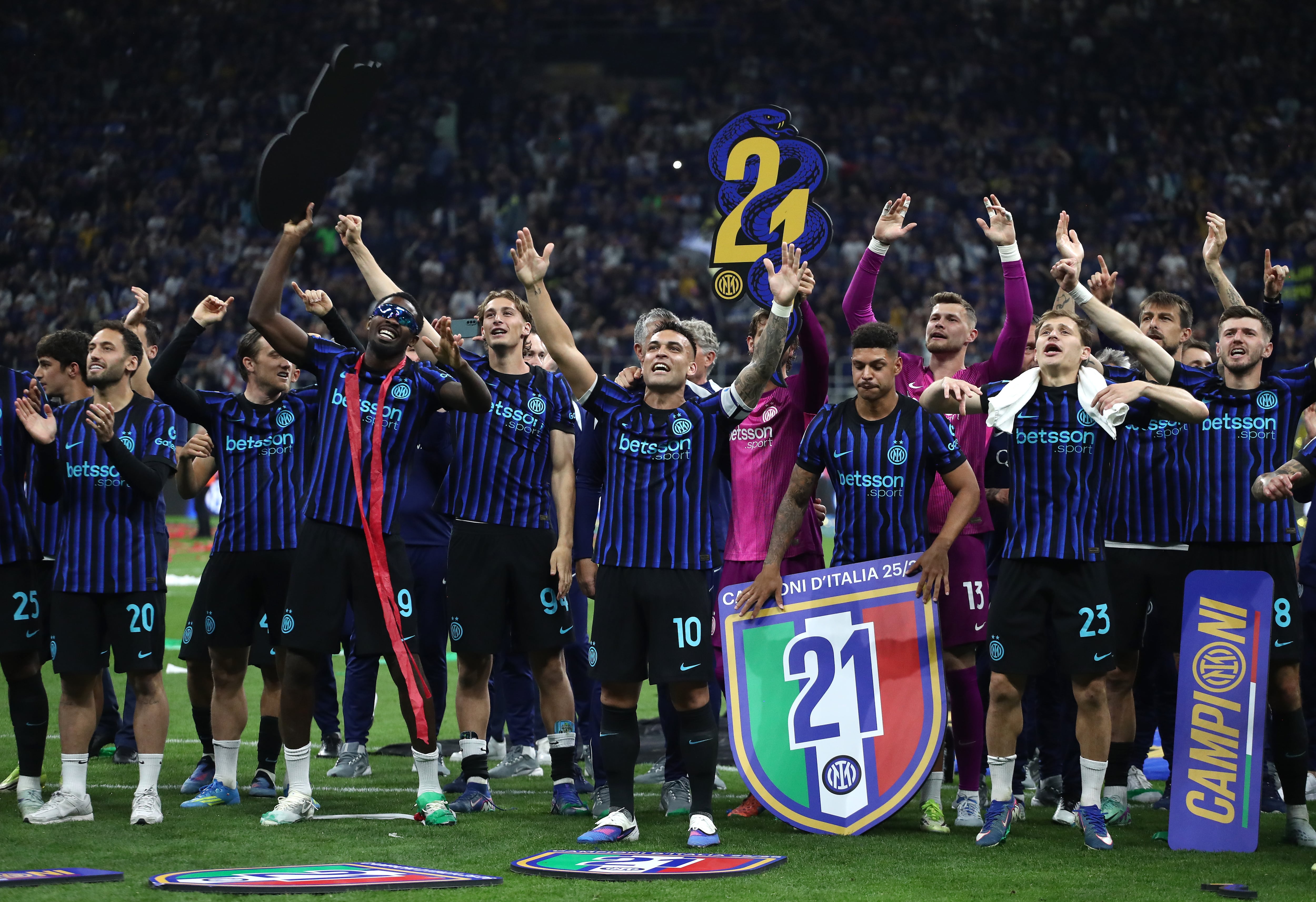El Inter de Milan celebra el 21º 'Scudetto' tras derrotar al Parma 2-0. (Photo by Marco Luzzani/Getty Images)