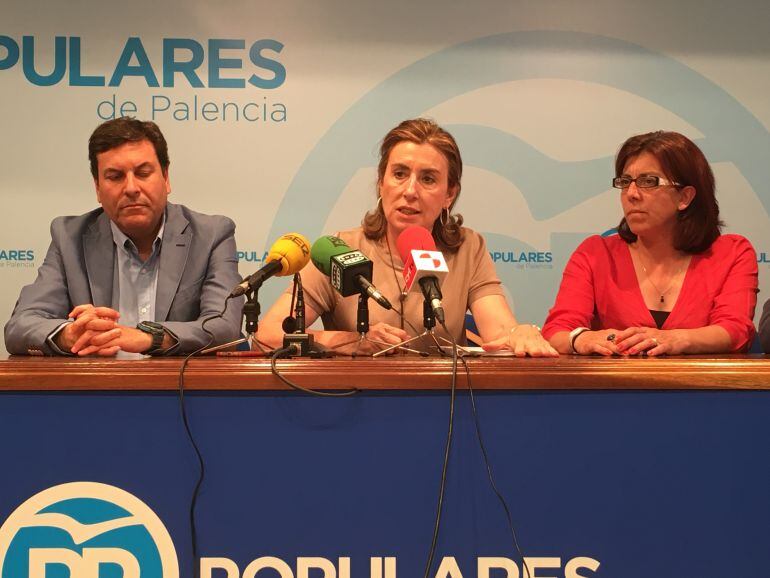De izquierda a derecha, Carlos Fernández, Rosa Urbón y Nuria Simón