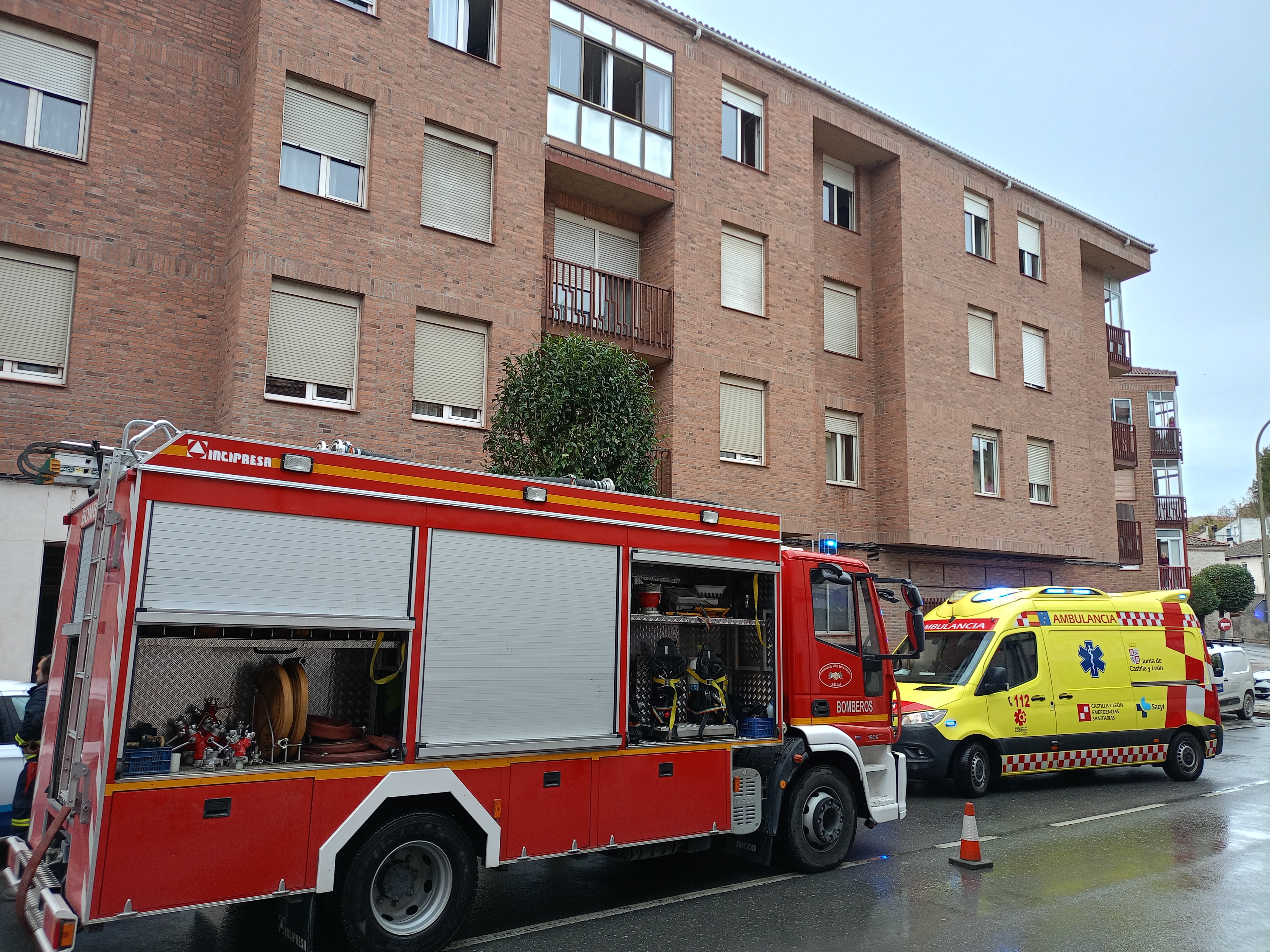Bomberos de la Comunidad de Villa y Tierra de Cuéllar prestan servicio en un incendio en Cuéllar. Imagen de Archivo