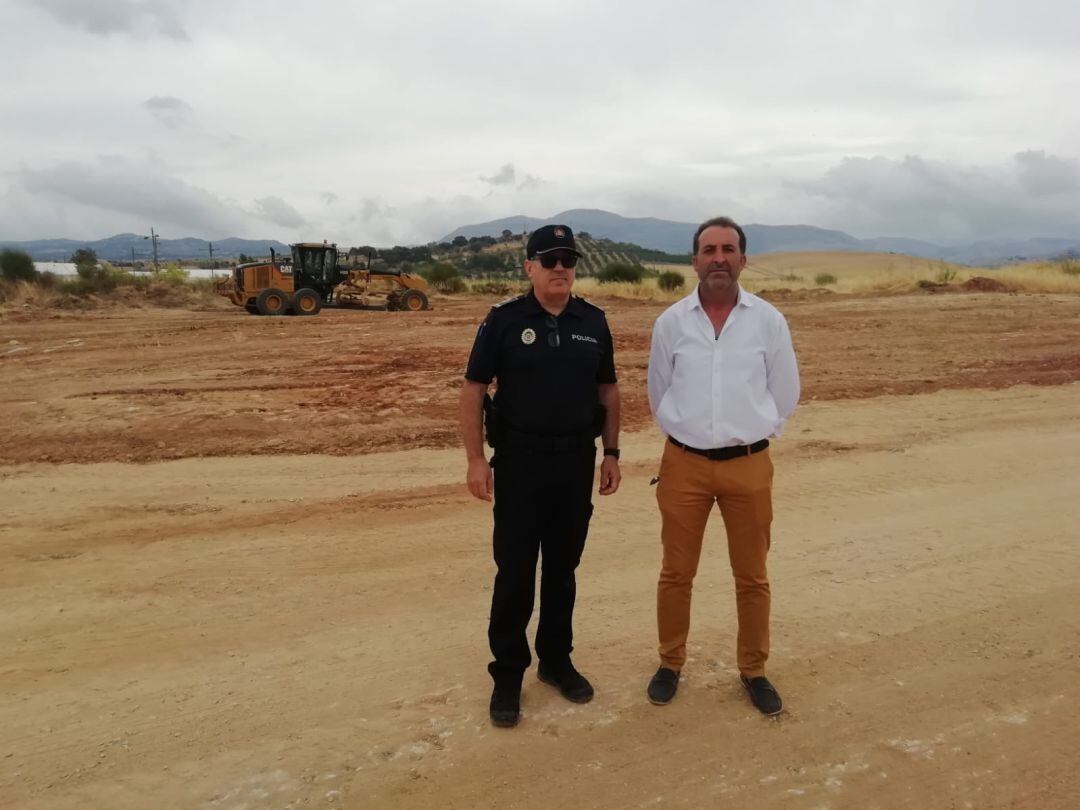 El delegado muncipal de Tráfico ha visitado los trabajos que se están realizando para habilitar zonas de aparcamiento junto a la ciudad deportiva