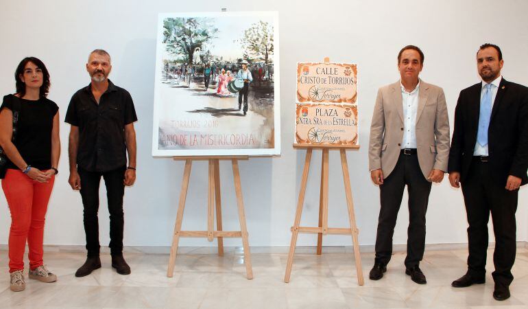 De izquierda a derecha, en la presentación del cartel, la delegada de Fiestas y Festejos del Ayuntamiento de Valencina, Luisa Beltrán; el artista autor del cartel, Benjamín Castillo Barragán; el alcalde, Antonio Suárez; y el Hermano Mayor, Juan María Fern