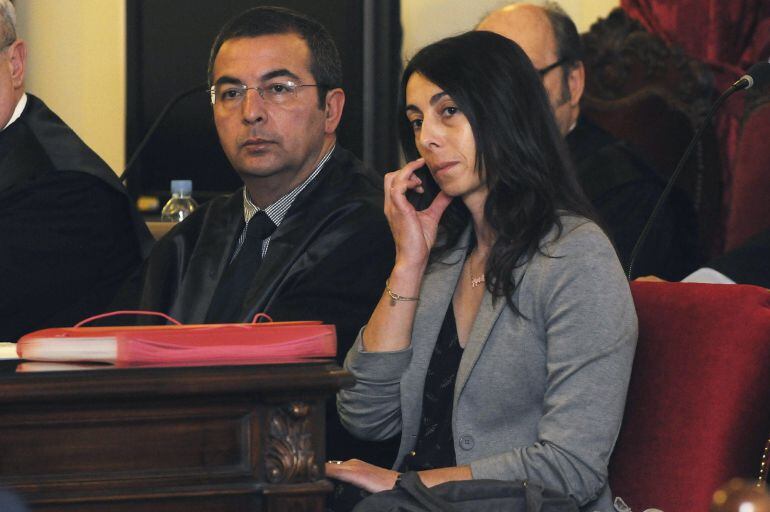 La policía local y acusada, Raquel Gago, durante la nueva jornada del juicio celebrado hoy en la Audiencia Provincial de León, por el crimen de la presidenta de la Diputación de León