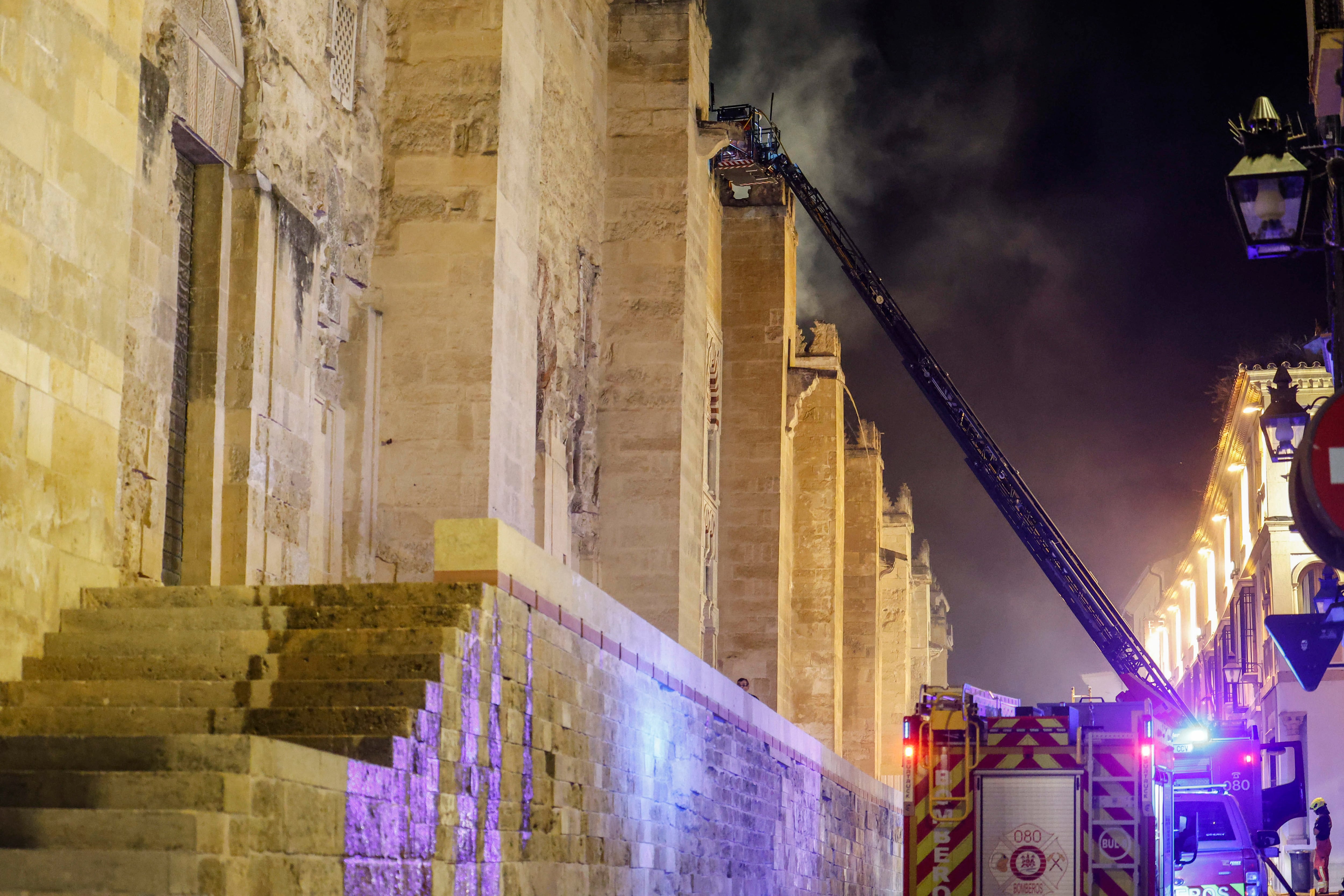 CÓRDOBA (ANDALUCÍA), 08/08/2025.- El incendio declarado este viernes en el interior de la Mezquita-Catedral de Córdoba, Patrimonio de la Humanidad, ha sido extinguido, según ha dicho a los periodistas el portavoz del Cabildo Catedral, Juan José Jiménez. El fuego, que comenzó sobre las 21:15 horas, se originó por causas que aún se desconocen en una capilla situada junto a la del Espíritu Santo, en la que está una máquina de limpieza y sillas, ha añadido el portavoz. EFE/ Salas