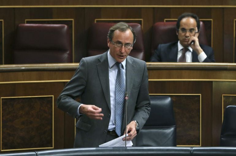 GRA379. MADRID, 15/04/2015.- El ministro de Sanidad, Alfonso Alonso, durante su intervención en la sesión de tarde del pleno del Congreso. EFE/Ballesteros