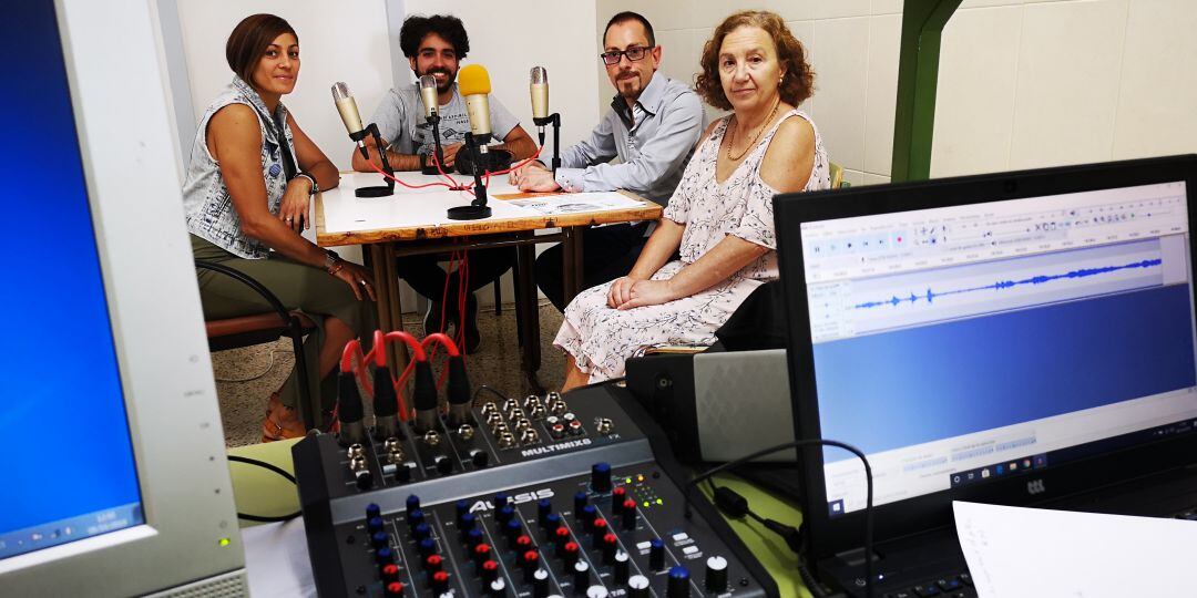 Óscar Martín Centeno primer invitado de la emisora Astra Torres junto a la directora del IES Torres Quevedo, la presidenta del Ampa y el representante de la Universidad Europea del Atlántico.
 