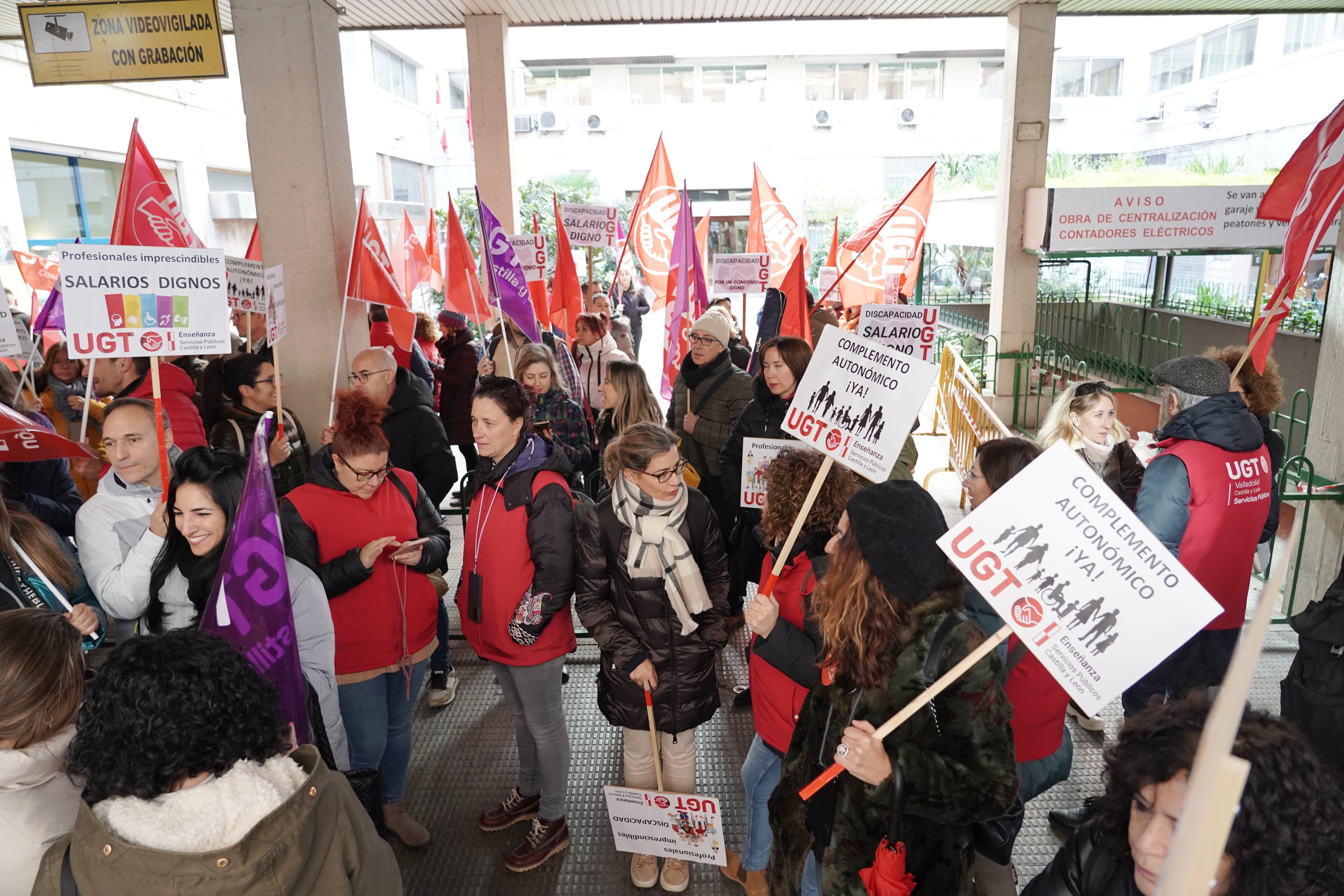 Trabajadores que prestan servicios en los centros de Atención a la Discapacidad se conectan frente a la Consejería de Familia en Valladolid