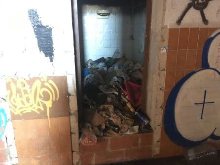 Basura acumulada en el interior de un cuarto de baño