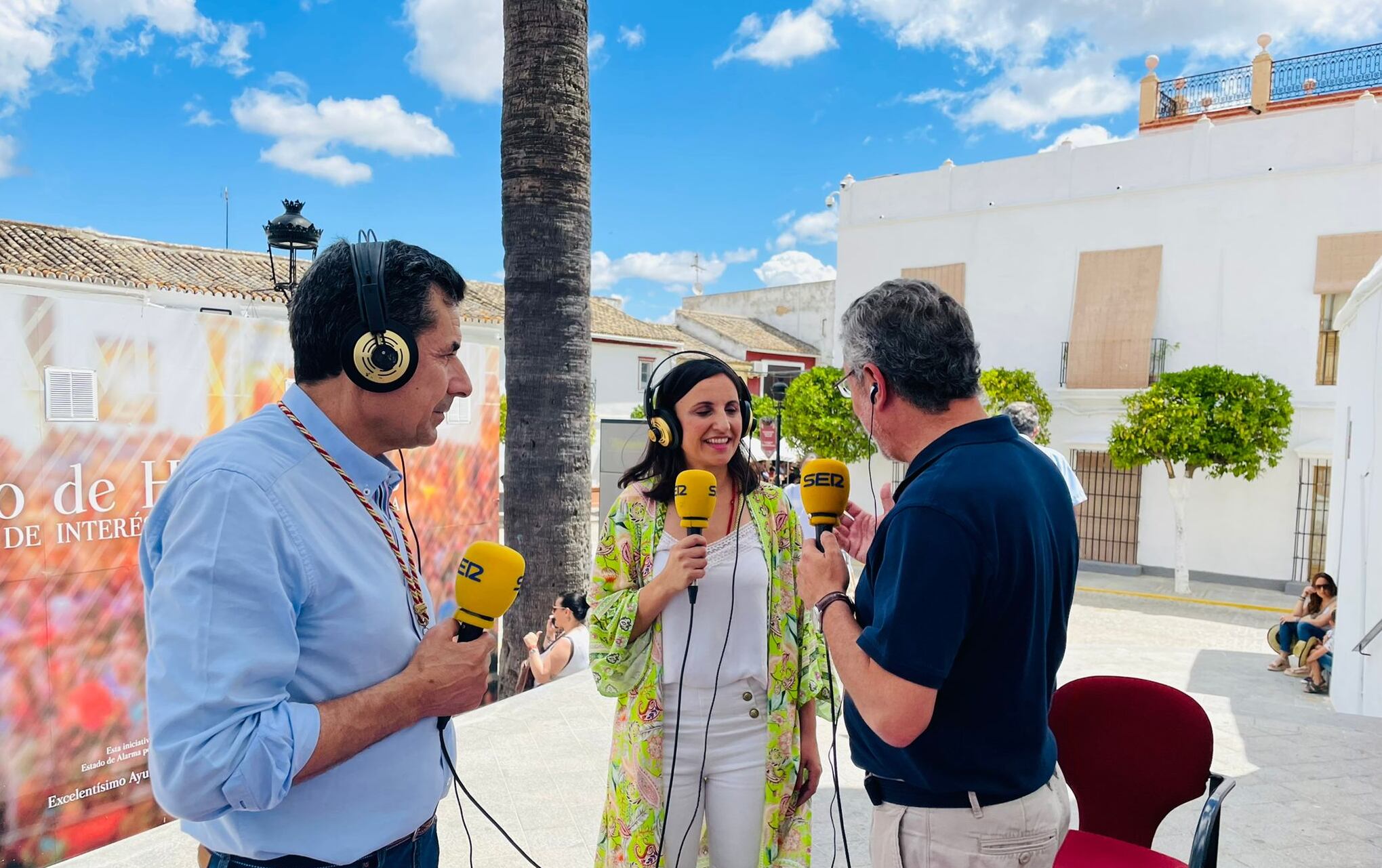 Roque Espinar, presidente de la Hermandad de Villamanrique y la alcaldesa de la localidad Susana Garrido junto a Salomón Hachuel