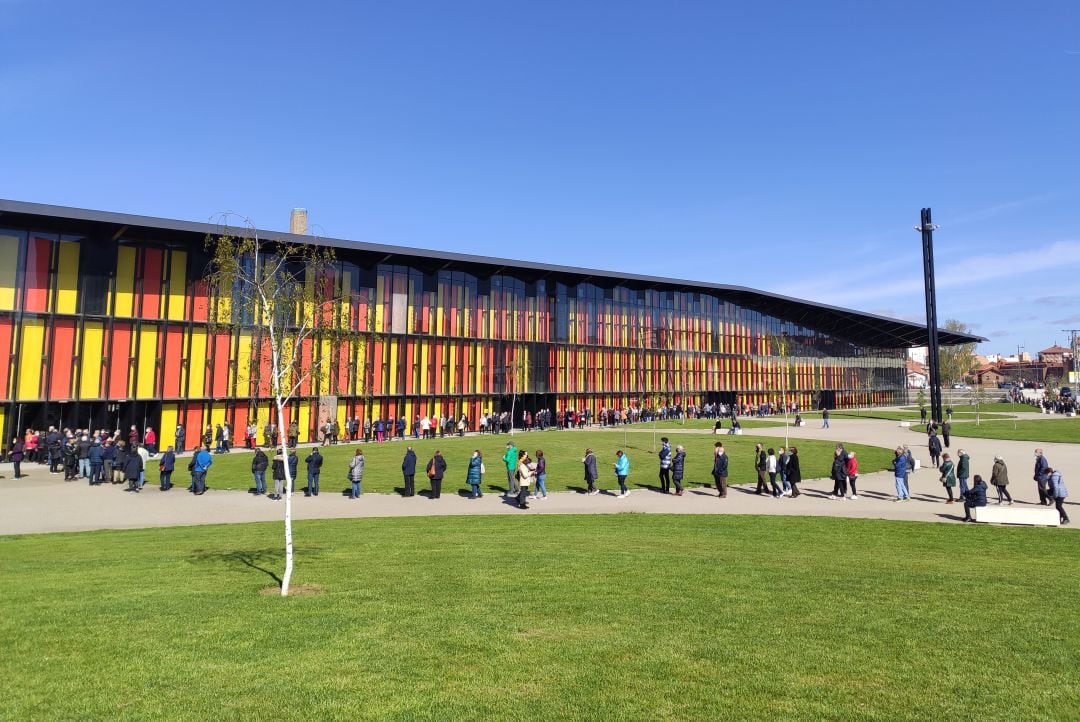 Colas para vacunarse en el Palacio de Exposiciones de León