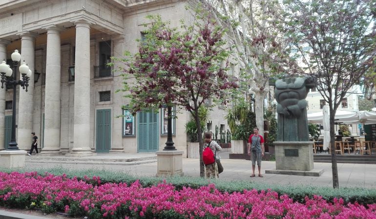 Unos turistas se fotografían a las puertas del Teatro Principal de Alicante.