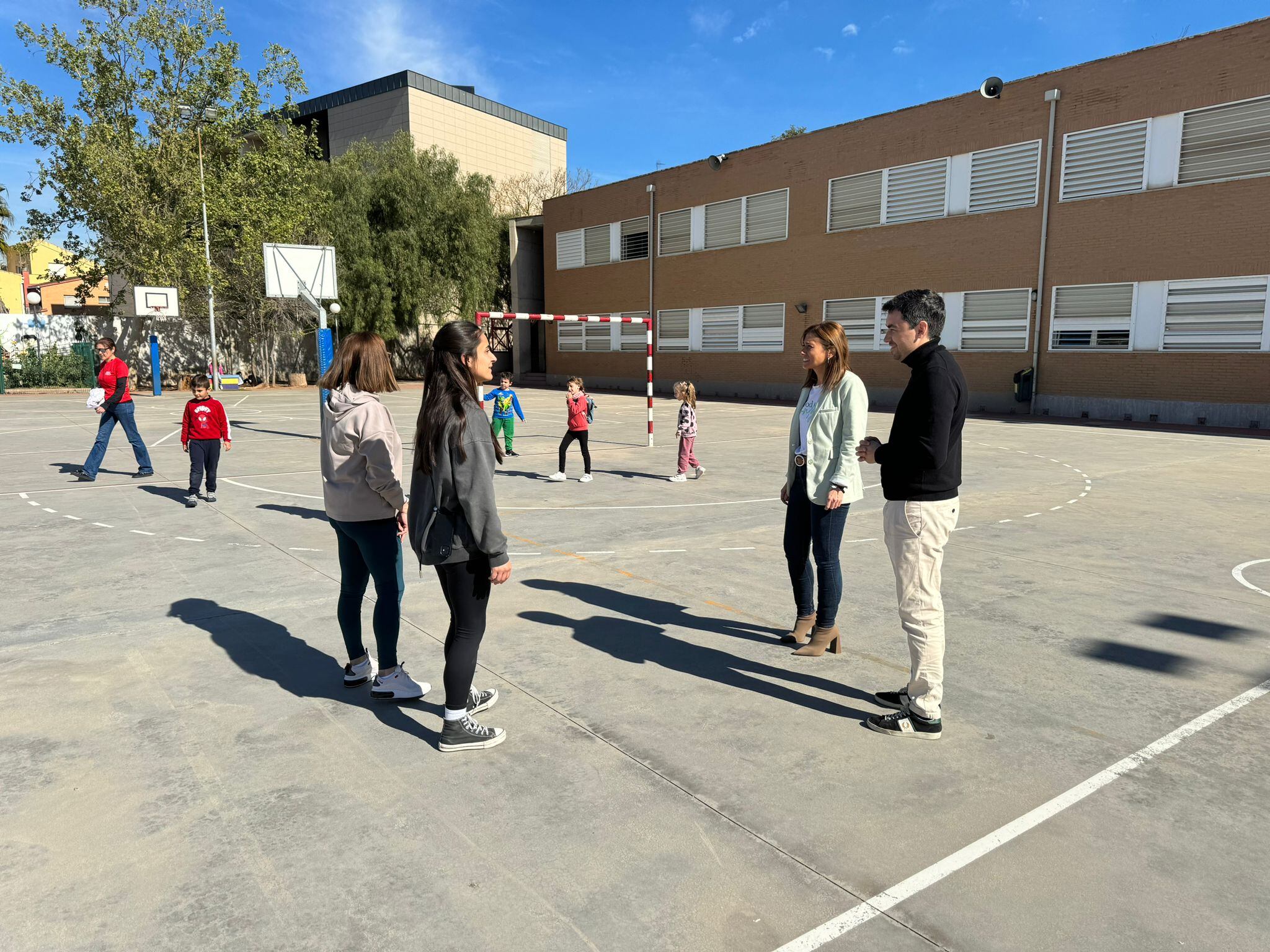 La alcaldesa de Almassora, María Tormo, y el concejal de Educación Vicente Blay visitan la Escola de Pasqua.