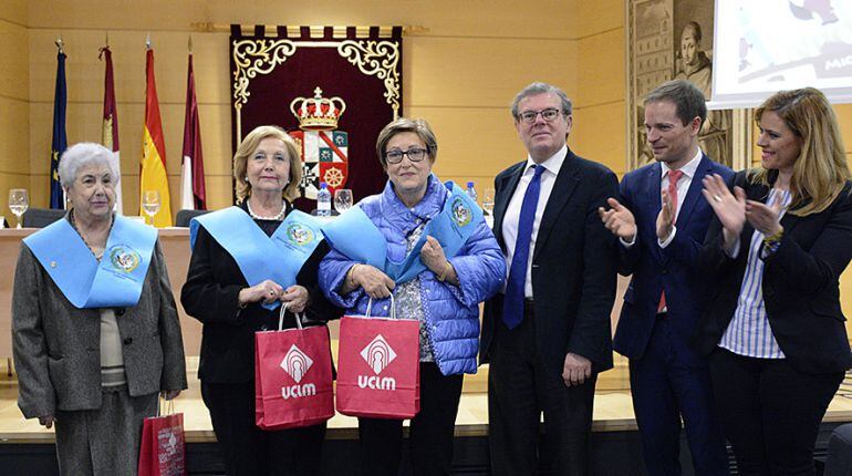 De izquierda a derecha: las tres maestras homenajeadas junto al rector, el director general de Universidades y la directora provincial de Educación