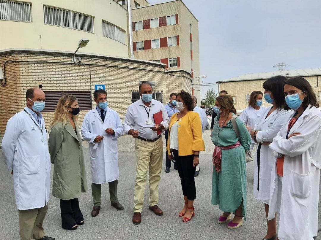 Catalina García, viceconsejera Salud, durante la visita al Hospital de Jerez este miércoles