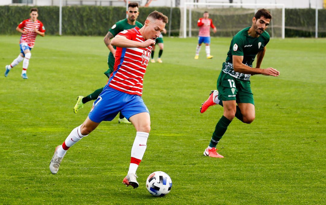 Lance del encuentro en la Ciudad Deportiva del Granada C F. 