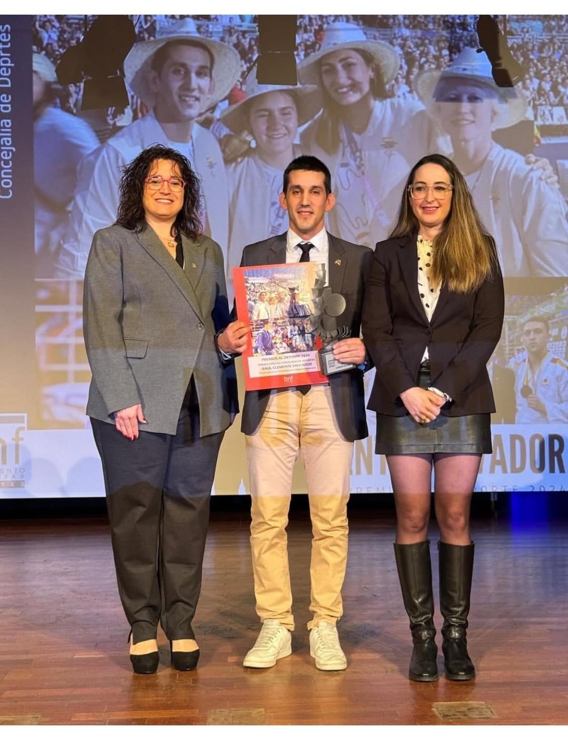 Raúl Clemente con la alcalde de Binéfar, Patricia Rivera, y la concejal de deportes, Beatriz Oliván. Foto: CJ Binéfar