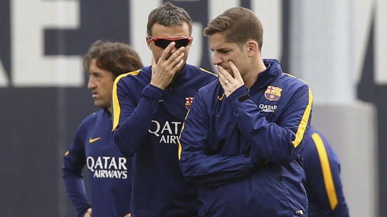 Luis Enrique Martínez habla con el preparador físico Rafael Pol.